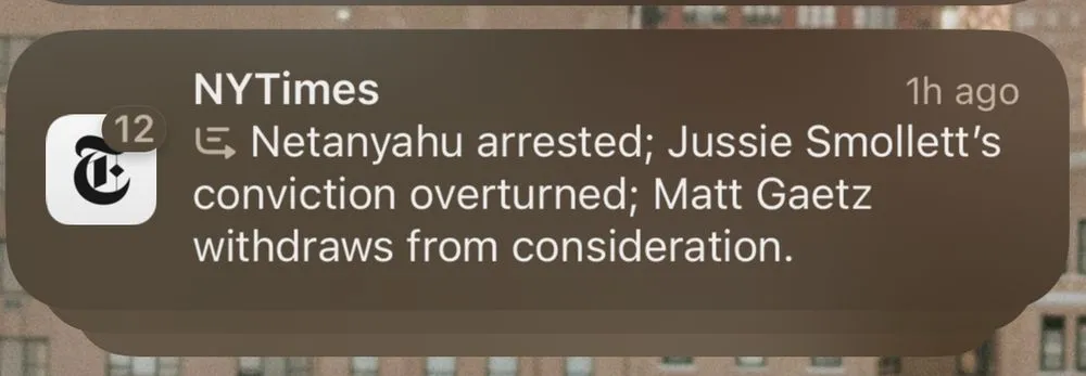Screenshot di una notifica di Apple Intelligence delle notizie del NYT.